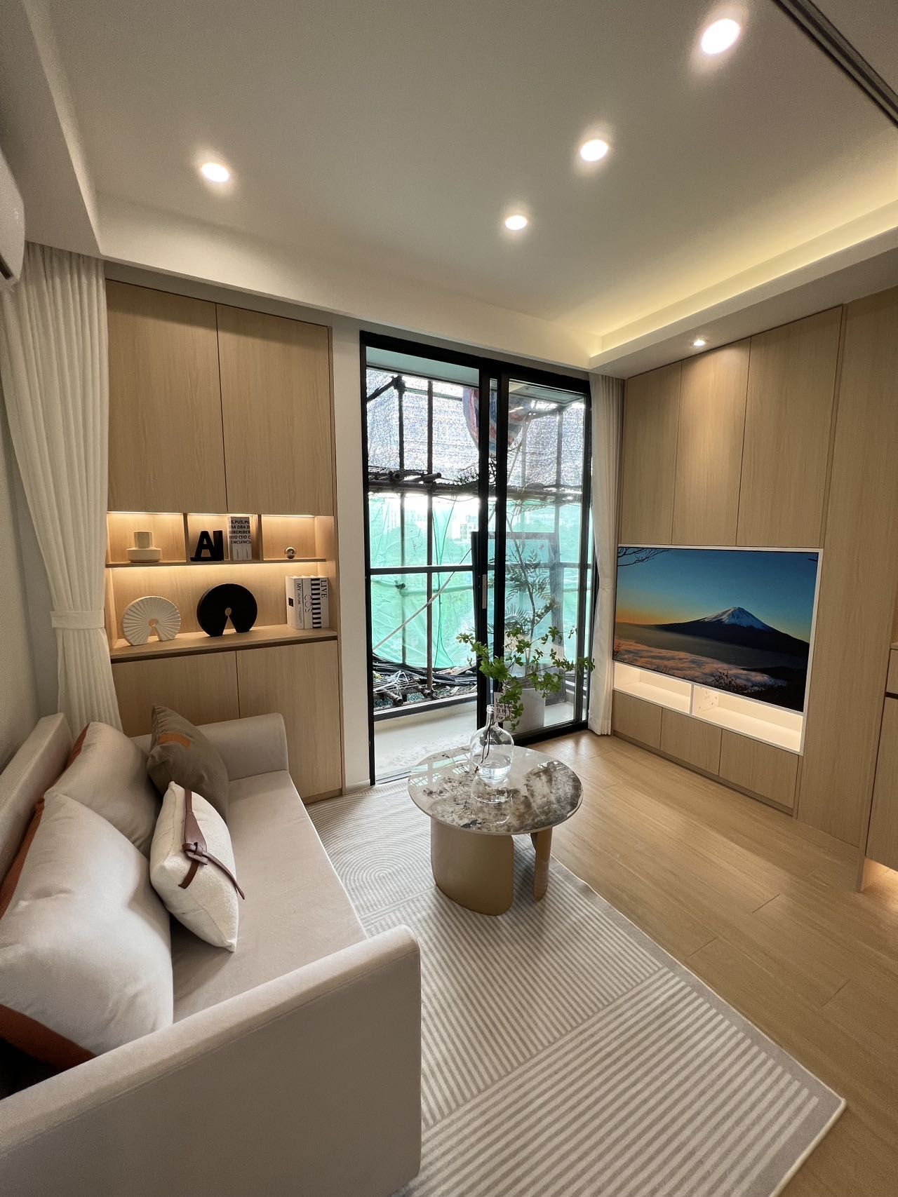 西麗一路之隔|《豪麗華庭》|榕樹里