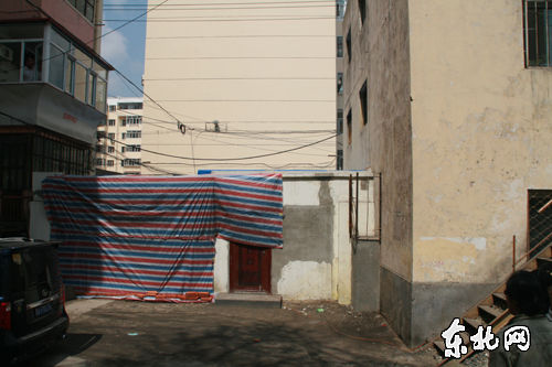 北面靠市政路及正在建設的回遷房小區(qū)