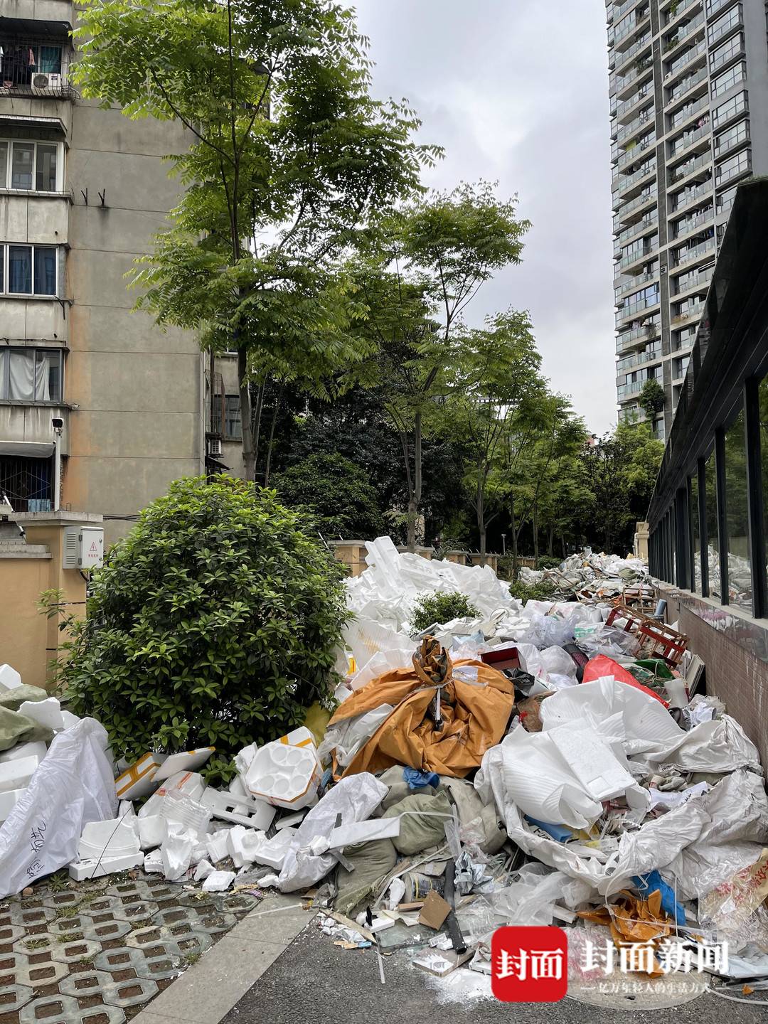小區(qū)物業(yè)公司在一區(qū)的建筑垃圾堆放點(diǎn)