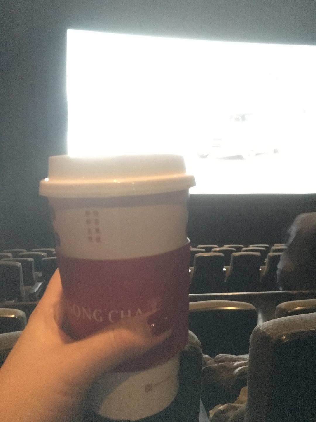 小兩口出不出去看個(gè)電影路上喝個(gè)奶茶啊