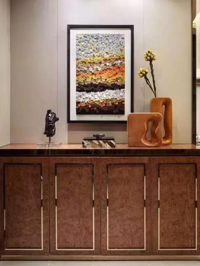 樓幢正面是大面積深藍色玻璃窗