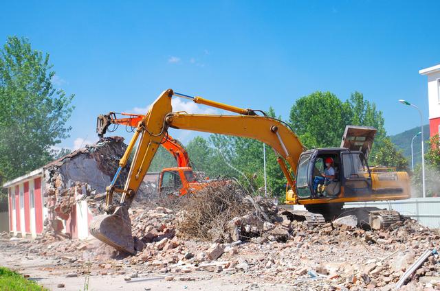 在辦理回遷房的產(chǎn)權(quán)過(guò)戶手續(xù)時(shí)