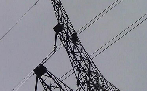 一條即將架設(shè)的高壓線(xiàn)從小區(qū)門(mén)前穿過(guò)