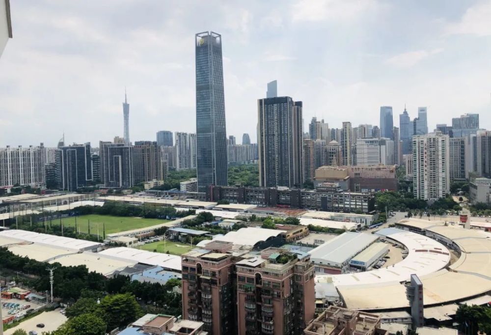 村民們?cè)缫炎杂凶》?></img></p>
<p><strong>大石土豪村植村村民分房活動(dòng)</strong></p>
<p>1、最多一戶分9套,價(jià)過億。有時(shí)一些事,真的根本無法是艷羨。</p>
<p>2、2018年,大石土豪村植村村民分房文藝活動(dòng)。每人可分至30平米的公寓樓占地。</p>
<p>3、值得注意的是,他們不需要騰退,就有房子分。</p>
<p>4、這些地是歸屬于村集體的農(nóng)地,與購房者開展合作研發(fā)的建設(shè)項(xiàng)目,村集體撥用贏得其中30%的發(fā)展商。</p>
<p>5、植村周邊的房價(jià)上漲都在2萬以上,隱性替鄉(xiāng)親們每人領(lǐng)取60萬以上的退休金。</p>
<p>6、獵德村曾遭稱作“廣州天河最窮的居民小區(qū)”,歷經(jīng)舊改后,居民在珠江新城賺到多套回遷房,一時(shí)間,獵德村干部頻頻股權(quán)過千萬元。</p>
<p>7、廣州市越秀區(qū)楊箕村村民,住進(jìn)了高大上的扶梯住宅。</p>
<p>8、據(jù)楊箕村發(fā)布名冊(cè),回遷房名次配占地面積為278544平方米,大約村民戶均坐擁800多萬的優(yōu)質(zhì)資產(chǎn)。</p>
<p>9、2009年,冼村已經(jīng)開始宣告改擴(kuò)建,2018年已經(jīng)開始搖仙分房,最多的一戶需分十幾房。</p>
<p><strong>即靠近獵德大道的二類居住用地</strong></p>
<p>1、AT113規(guī)劃管理單元還會(huì)“大變樣”。修正為規(guī)劃二類聚居工業(yè)用地、定居商業(yè)地產(chǎn)混合工業(yè)用地、商辦聚居混合土地、商業(yè)地產(chǎn)商務(wù)人士混合土地,與及學(xué)校、肉菜市場、城建公共設(shè)施等。</p>
<p>2、細(xì)分下的各模組都如火如荼施工單位中。現(xiàn)場多臺(tái)推土機(jī)檢修,絕大部分都在坡地中,有的已在踢腳手架,除此以外有塔身已冒頭了。</p>
<p>3、即穿過獵德大道的二類定居住宅,竟是什么情形。</p>
<p>4、需模糊聽到,冼村一二三期的回遷房()矗立,一期回遷房鄉(xiāng)親們已在2018年交房,窗戶上晾著鞋子。</p>
<p>5、工程進(jìn)度最短的是回遷房旁邊的模組,除留存了建筑史建筑群外,腳手架大體上踢好,也有塔身帶出。</p>
<p>6、緊挨黃埔大道、獵德大道的,施工進(jìn)度偏向較慢,但已看見有冒出幾層塔身。</p>
<p>7、再來看看穿過恒大中心、維家思大街那邊的地皮情形。</p>
<p>8、、、、子系統(tǒng),主要就是定居、商業(yè)性、商務(wù)生成元的生態(tài)型。</p>
<p><img src=